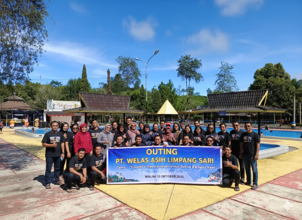 wisatawan dari "PT.Welas Asih Cianjur" berfoto, dengan memegang Spanduk bertuliskan "Outing PT.Welas Asih Limbang Sari
